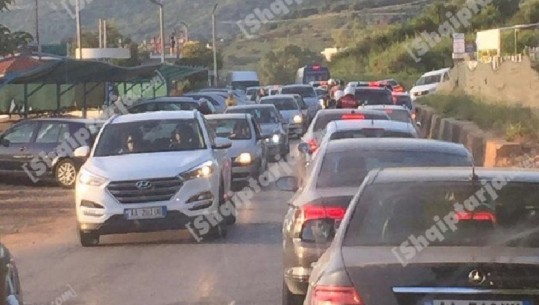 Kthimi i pushuesve/ Aksi Radhimë-Vlorë bllokohet, probleme me trafikun edhe në Morinë (VIDEO)