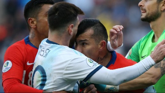 E nxorri nga kontrrolli, Medel i del në mbrojtje Messi-t: Meritonte të verdhë, ishte i nxehur nga Brazili