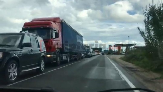 Punime në rrugë/ Trafik i rënduar në Fushë-Krujë, 5 kilometër radhë makinash (VIDEO)