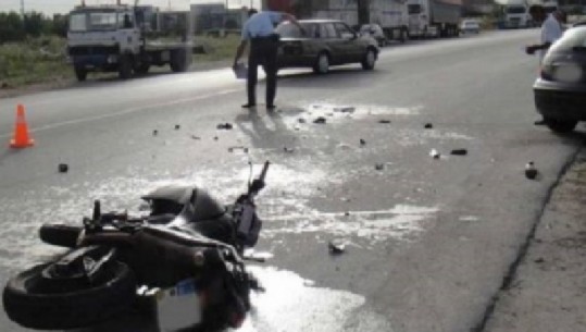 Makina përplaset me motoçikletën në 'Shënkoll', plagoset 25 vjeçari