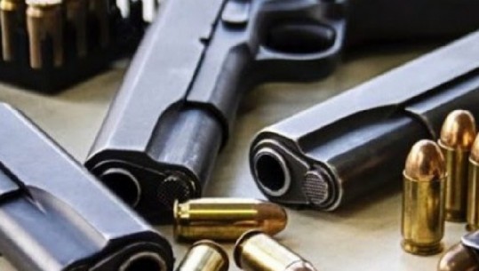 7 kallashnikovë, 5 pistoleta dhe fishekë/ Zbulohet arsenal armësh pas atentatit në Elbasan