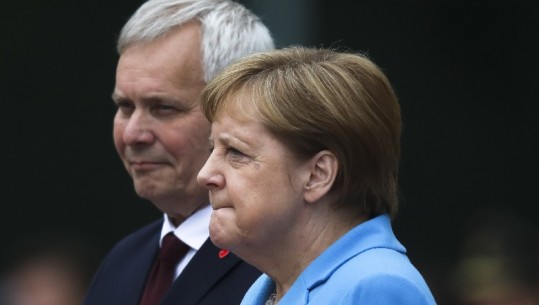 Nuk ndalet së dridhuri Kancelarja Merkel, e treta herë në dy javë. Reuters, dridhjet, problem psikologjik  (VIDEO)
