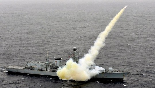 Shmanget lufta në Gjirin Persik, tre anije iraniane kërkuan të rrëmbejnë një naftëmbajëse britanike (VIDEO)