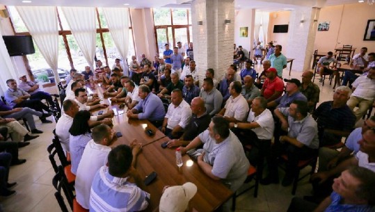 Kryebashkiakët e PD-së nuk i lirojnë zyrat, Basha në Selenicë e Vlorë: Do i japim fund tranzicionit 
