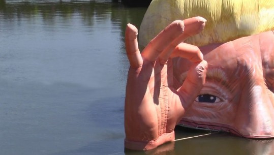 Francë/ Një instalacion në formën e kokës së Trump u ekspozua në lumin Mosella