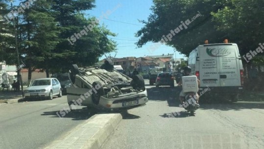 Elbasan/ Makina kthehet përmbys, dy të plagosur (FOTO+VIDEO)