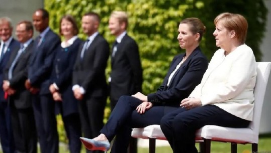 Gjermani, Merkel thyen protokollin në takim me Frederiksen, shfaqet e ulur gjatë ekzekutimit të Himnit Kombëtar