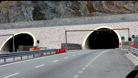 E pazakontë në tunelin e Kalimashit /Kosovari filmon gomën që 'ecën'...shpërthen papritur (VIDEO)