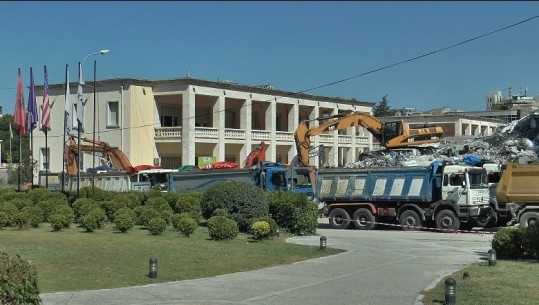 Tiranë- IKMT shemb krejtësisht ndërtesën prej xhami para stadiumit, nis pastrimi i hapësirës 