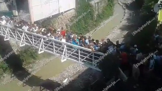 Pas makthit me trafikun, qytetarët në Fushë-Krujë 15 minuta mbi urë për të kaluar lumin (VIDEO)
