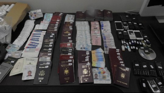 E pazakontë! Shqiptari kapet në Greqi me qindra pasaporta e dokumente udhëtimesh