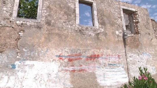 Fshihen parullat antishqiptare në kalanë e Himarës (VIDEO)