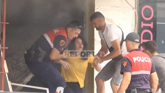 Momenti kur shpëtohet njëra nga punonjëset e argjendarisë/ Shtëllungat e tmerrshme të tymit në Tiranë (VIDEO)