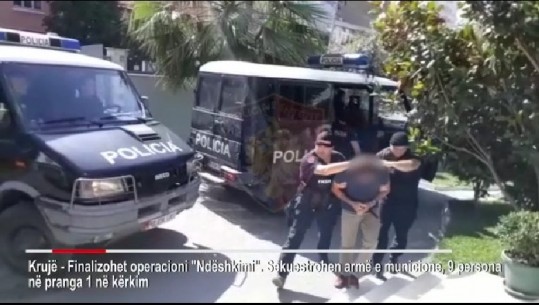 Kanabis dhe arsenal armësh në Krujë, arrestohen 9 persona, mes tyre një polic, një në kërkim (VIDEO)