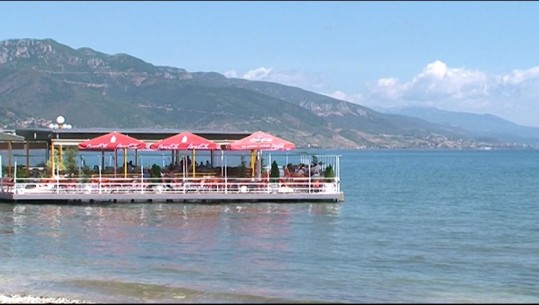 Kullat e vrojtimit në liqenin e Pogradecit të boshatisura, pushuesit: Nuk ka siguri, kemi frikë për fëmijët