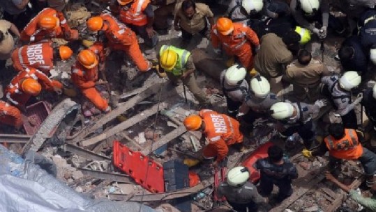 Shëmbet ndërtesa në Mumbai, katër të vdekur dhe më shumë se 30 të bllokuar nën rrënoja