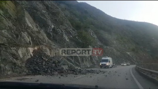 Masivi shkëmbor derdhet mbi rrugë, bllokohet aksi Elbasan-Librazhd (VIDEO)