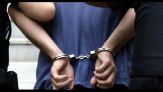 Elbasan/ Përndiqte vazhdimisht dhe i thyen xhamat e lokalit një 30-vjeçarje, arrestohet nga policia. Në pranga edhe 6 të tjerë 