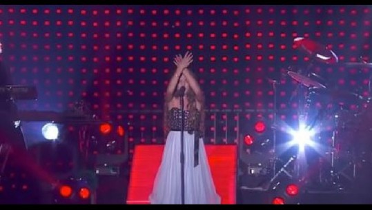 Erza Muqolli elektrizon francezët sërish me performancën e saj (VIDEO)