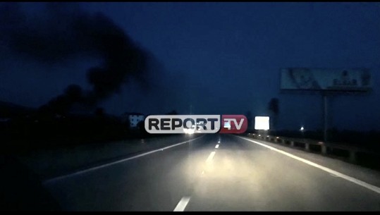 Digjen goma në Lushnje, retë e zeza të tymit mbulojnë zonën (VIDEO)