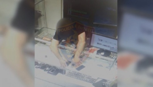 Tiranë/ Kapet mat nga kamerat, djali vjedh dy celularë në dyqan (VIDEO)