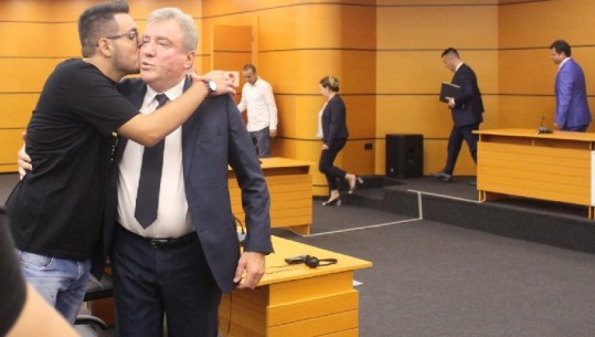Vettingu, KPK konfirmon në detyrë kryeprokurorin e Krujës, familjarët e presin me puthje e duatrokitje (VIDEO)