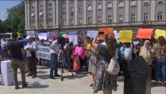 Pamundësi për të paguar dritat, minoriteti rom dhe egjiptian protestë para kryeministrisë