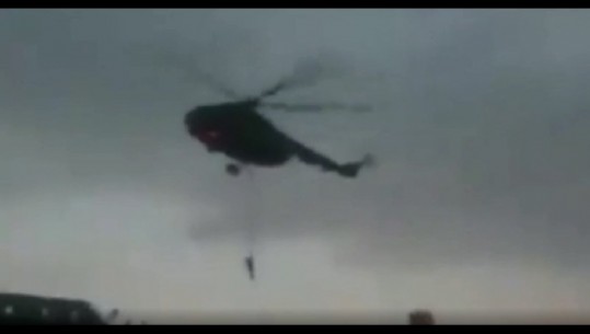 Dalin pamjet/ Momenti ku forcat iraniane zbritën nga helikopteri dhe rrëmbyen anijen britanike 