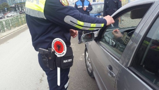 Tiranë/ Arrestohen dhe pezullohen efektivët e korruptuar rrugorë, mes tyre edhe policja 25-vjeçare