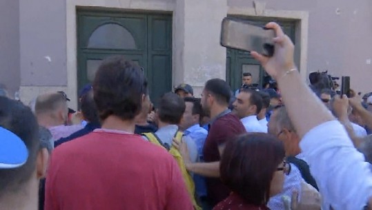 Aktivistët e PD shtyhen me policinë tek Teatri Kombëtar (VIDEO)