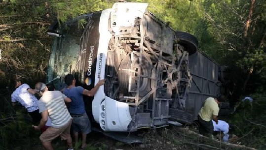 Turqi, përmbyset autobuzi me turistë, 25 të plagosur, 2 në gjendje të rëndë