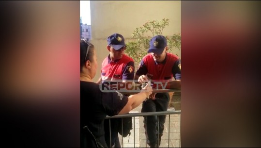 'Merre se s'të mbyt'/ Qytetarja u jep biskota policëve para Teatrit (VIDEO)