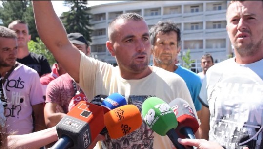 Tërmeti në Korçë/ Banorët në protestë për rindërtimin e shtëpive: Po i çojmë fëmijët në jetimore (VIDEO)