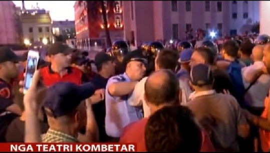 Sërish tensione te Teatri/ Protestuesit çajnë gardhin metalik, hidhet sprajt 