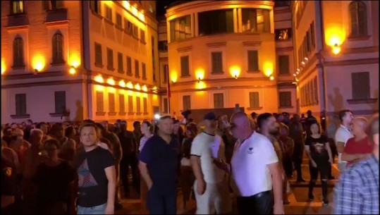 Tërhiqet policia/ Largohet FNSH-ja, protestuesit futen brenda teatrit
