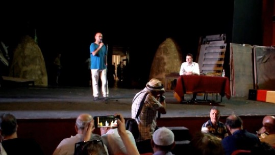 Basha pritet si kryetar i PD në Teatrin kombëtar/ Artistët 'brof' në këmbë, duartrokitje dhe 'Rama ik' (VIDEO)