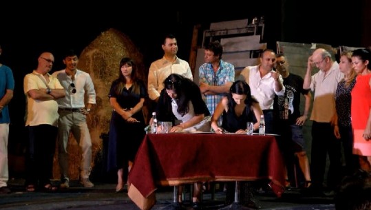 Basha pritet si kryetar në Teatër/ PD nënshkruan me artistët: Pas marrjes së pushtetit shfuqizojmë ligjin për shembjen (VIDEO)
