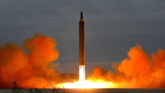 Koreja e Veriut prish ekuilibrin e brishtë, teston dy raketa