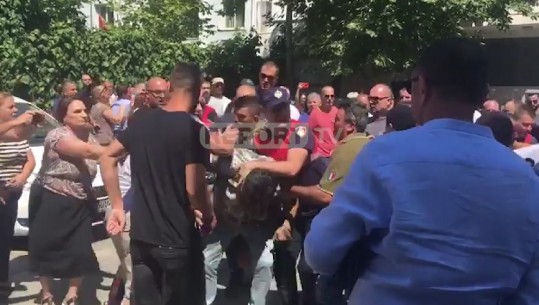 VIDEO/Tensione në Gjykatën e Tiranës, banorët e Astirit shtyhen me policët, ndalohen dy persona (EMRAT)