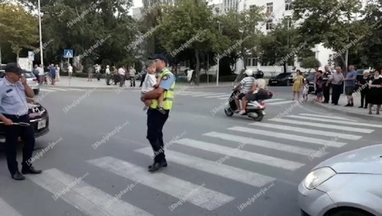 Vlorë, i përplasi 'Mazda' luksoze, nëna në spital, shpëton për mrekulli fëmija, e merr polici në krah (VIDEO)
