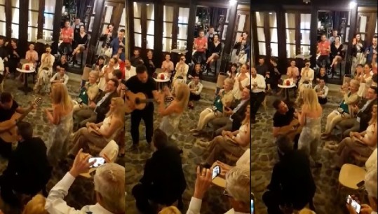 Niko Peleshi si kurrë më parë! Këndon me kitarë dhe i ulur  në gjunjë para Inva Mulës (VIDEO)