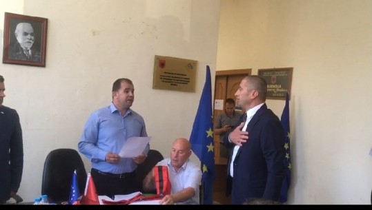 Betimi i kryetarit të ri të Devollit, PD: U mblodhën në ilegalitet, Shqipëria në rrezik