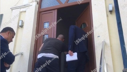 PD kyçi derën, çmontohet brava, kryetari i ri që u betua te n/prefektura futet në bashkinë e Devollit (VIDEO)