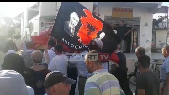 Me flamurin shqiptar e 'autochthonous' mbërrin  në shtëpi trupi i Festim Latos/ Bashkëpunëtorët: Vrasje politike! (VIDEO)