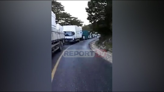 Kamioni pëson defekt në Llogara, rradhë të gjata automjetesh (VIDEO)