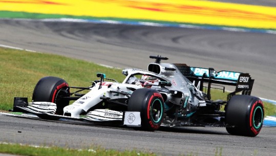 Hamilton 'fluturon' në provat zyrtare të Gjermanisë, Ferrari për faqe të zezë