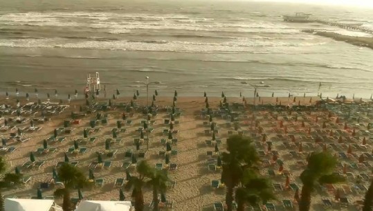 Dallgë të fuqishme e palma që tunden nga era/ VIDEO-LIVE moti i keq në Durrës