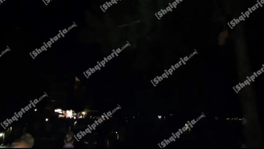 Blackout në shëtitoren e Pogradecit në mes të sezonit, pushuesit bëjnë dritë me celularë (FOTO)