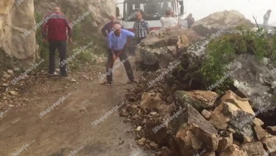 Shkëmbinjtë shemben mbi rrugë, bllokohet aksi turistik Krujë-Sarisalltik (VIDEO)