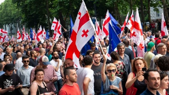Tbilisi, presioni i Rusisë ndaj Gjeorgjisë rrit tensionet